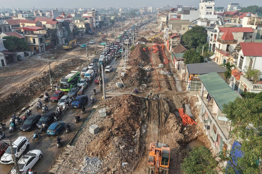 Xe cộ chật vật nhích từng mét trên đại công trường Quốc lộ 6 - Xuân Mai, Hà Nội