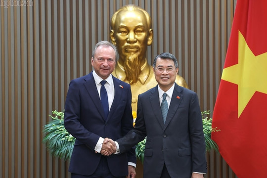 Thủ tướng Lê Minh Hưng tiếp Bộ trưởng Tài chính Luxembourg Gilles Roth