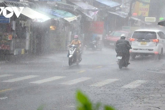 Thời tiết ngày 13/10: Trung Bộ mưa lớn, Hà Nội nắng 33 độ C