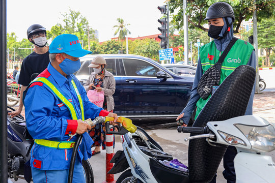 Doanh nghiệp tự quyết giá xăng dầu nhưng công bố giá mới ít nhất trước 30 phút
