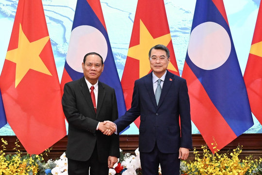 Thủ tướng tiếp Thường trực Ban Bí thư Đảng nhân dân Cách mạng Lào Vilay Lakhamfong