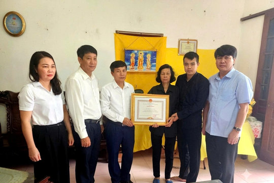 Chủ tịch tỉnh Ninh Bình truy tặng bằng khen cho người đàn ông cứu hai cháu nhỏ