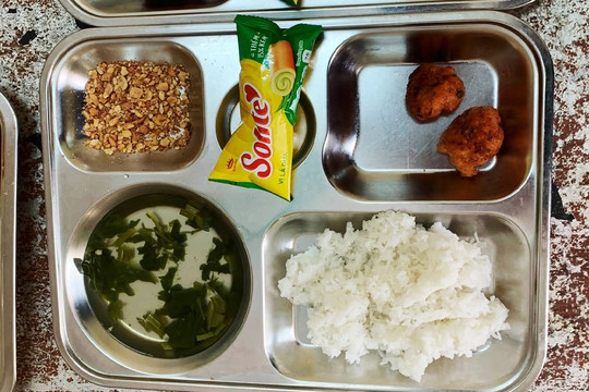 Vụ khay cơm có muối lạc, 2 miếng thịt viên: Công an làm việc với nhà trường