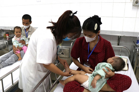 Bệnh giao mùa gia tăng, nhiều trẻ em ở Huế nhập viện