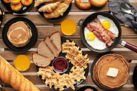 4 món ăn sáng có thể hại gan hơn bia rượu, nhiều người vẫn ăn mỗi ngày