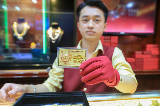 Mua bán vàng trong ngày từ 5 triệu đồng phải thanh toán không dùng tiền mặt
