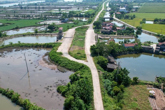 Mặt đê sông Đáy nứt toác, cầu xây xong nhưng thiếu đường kết nối ở Ninh Bình