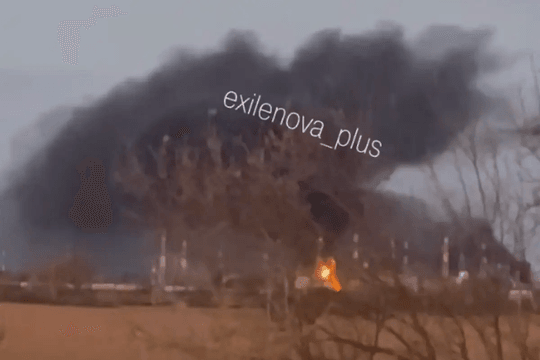 UAV Ukraine tấn công Nga, trạm bơm dầu bốc cháy trong đêm