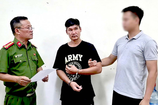 Khởi tố đối tượng dùng dao truy đuổi công an ở Hà Nội