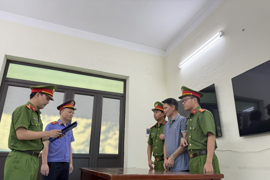 Khởi tố người cha hành hạ hai con gái ruột ở Phú Thọ
