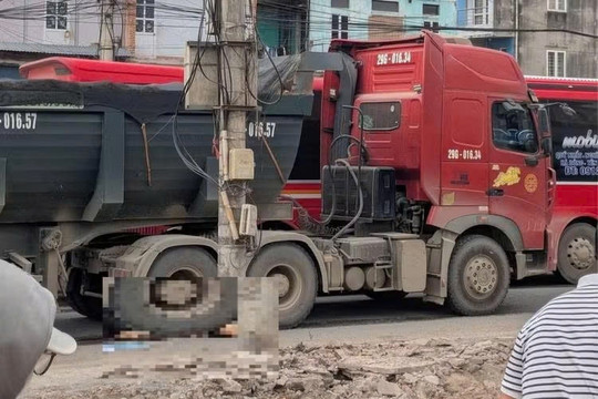 Vấp phải ổ gà rồi ngã ra đường, người đi xe máy bị xe ben cán tử vong ở Hà Nội