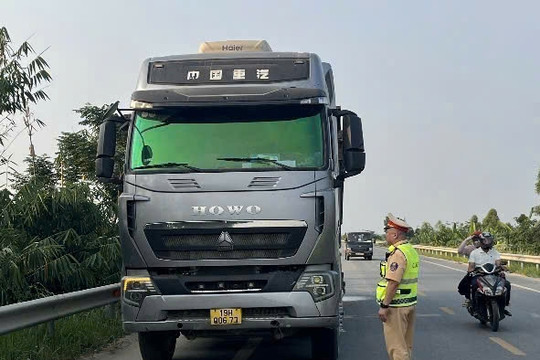 Phú Thọ xử lý nhiều xe chở vật liệu rơi vãi, chở quá tải