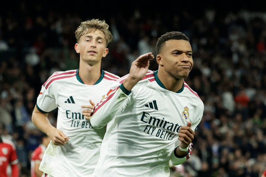 Mbappe bị tố phóng đại thành tích để chạy đua Quả bóng vàng