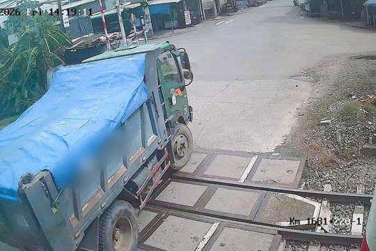 Phạt 19 triệu, tước bằng tài xế xe tải phớt lờ đèn đỏ đường sắt