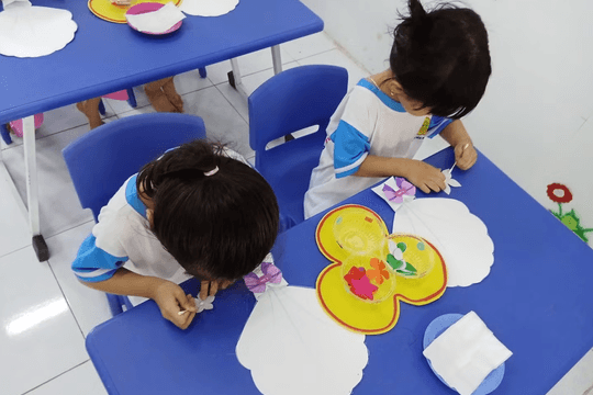 Bà nội lao vào lớp đánh, xé áo cô giáo mầm non