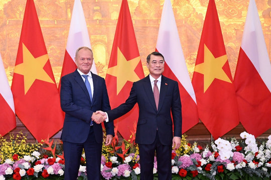 Thủ tướng Lê Minh Hưng chủ trì lễ đón và hội đàm với Thủ tướng Ba Lan