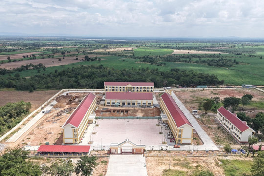 Trường nội trú hoạt động nửa học kỳ, học sinh vẫn chưa được ở nội trú