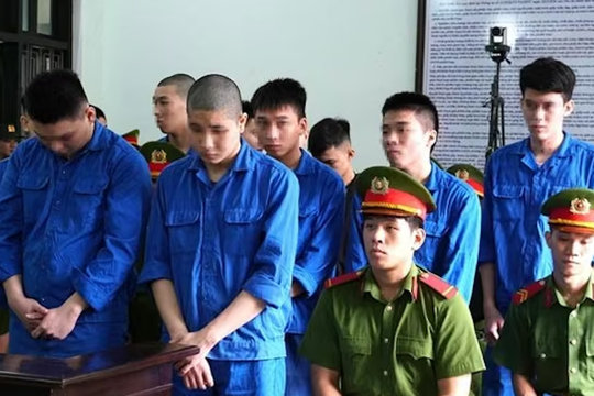 Nhóm côn đồ dùng hung khí truy đuổi đối thủ làm 3 người thương vong lĩnh án