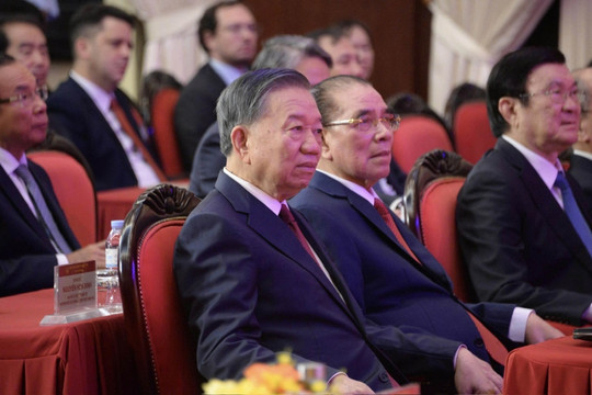 Tổng Bí thư, Chủ tịch nước  trao Huân chương Hồ Chí Minh cho Hội đồng Lý luận Trung ương