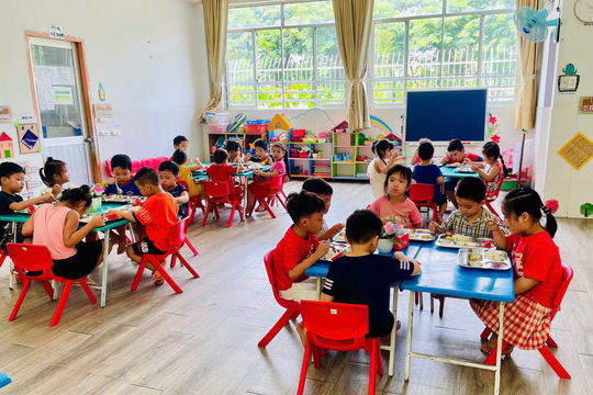 Đề xuất 'giám sát không được cản trở tổ chức bữa ăn bán trú': Phụ huynh nói gì?