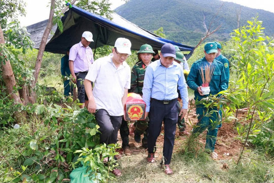 Quy tập hài cốt nữ liệt sĩ bọc trong hai lớp võng dù ở Đắk Lắk