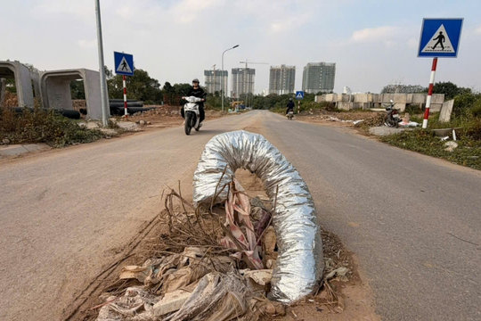 Hàng loạt hố ga mất nắp trên đường thuộc phường Đông Ngạc, Hà Nội gây mất an toàn